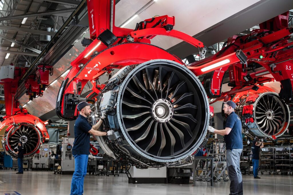 Technicien Safran sur moteur